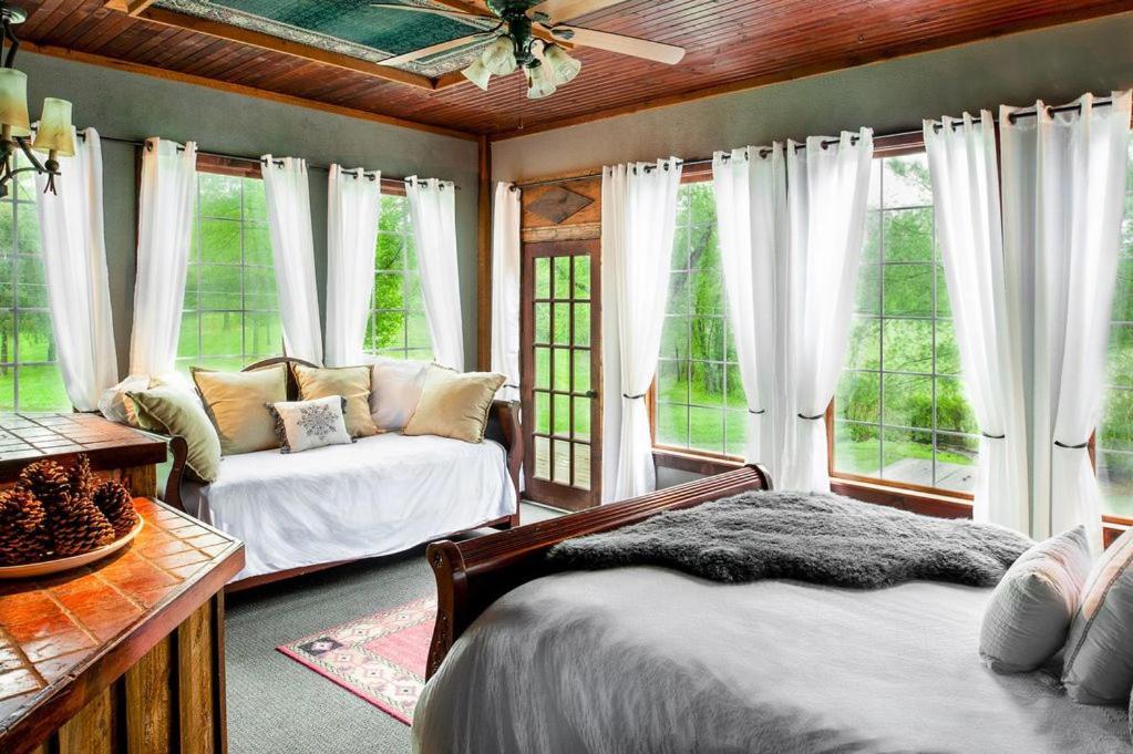 Whimsical Gatehouse At Dark Horse Estate Franklin Exterior foto