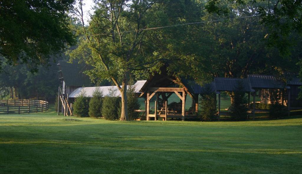 Whimsical Gatehouse At Dark Horse Estate Franklin Exterior foto